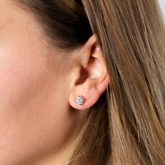 Comet Stud Earring 1 carat Model Lady