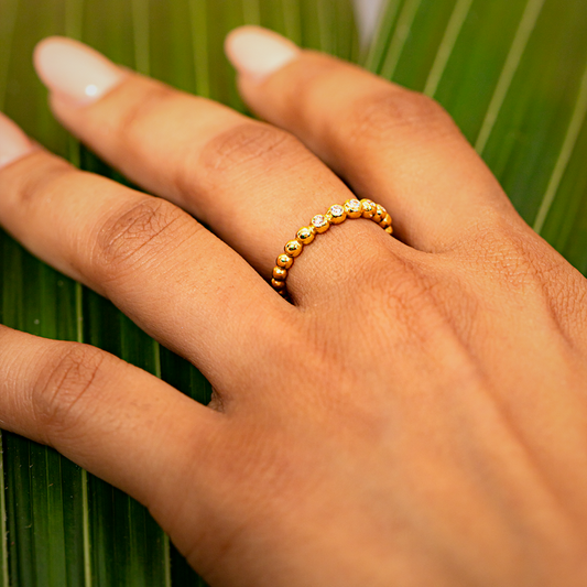 Vana Ring lab diamond yellow Gold hand model